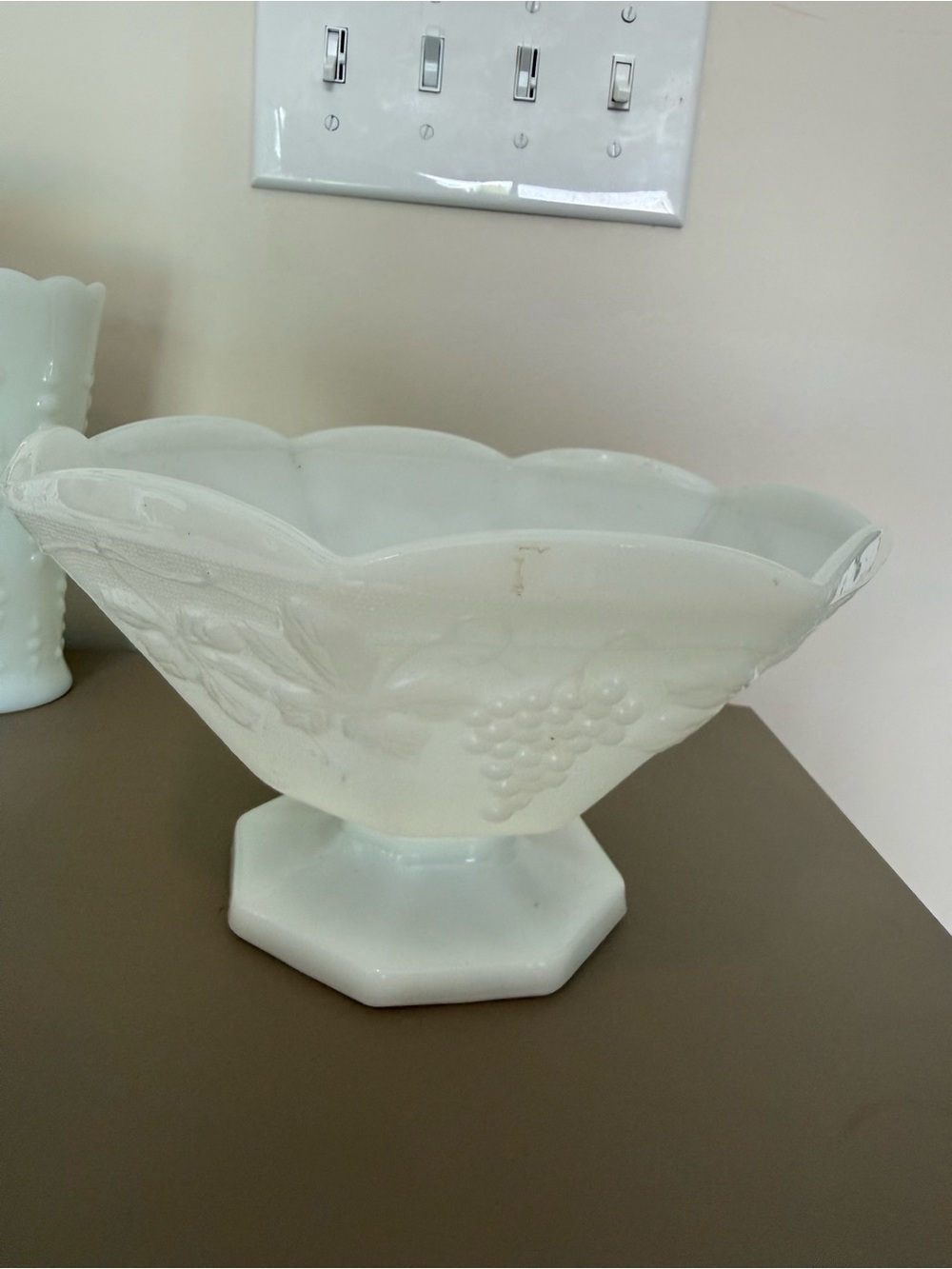 White Decorative Pedestal Fruit Bowl - Unbranded